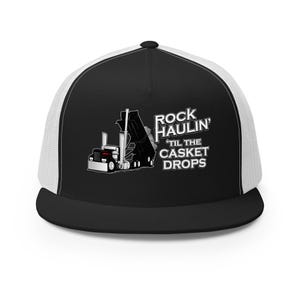 Könnte beinhalten: Schwarz-weiße Trucker-Cap mit schwarzem Schirm und weißem Mesh-Rücken. Auf der Vorderseite befindet sich eine Grafik eines Muldenkippers und der Text "Rock Haulin' 'Til The Casket Drops".