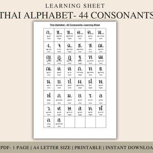 Pode incluir: Uma folha de aprendizagem branca intitulada "THAI ALPHABET - 44 CONSONANTS". A folha exibe uma grade de consoantes tailandesas com transcrições fonéticas. O texto "Thai Alphabet - 44 Consonants - Learning Sheet" está no topo. O texto na parte inferior diz "1 PDF - 1 PAGE | A4 LETTER SIZE | PRINTABLE | INSTANT DOWNLOAD".