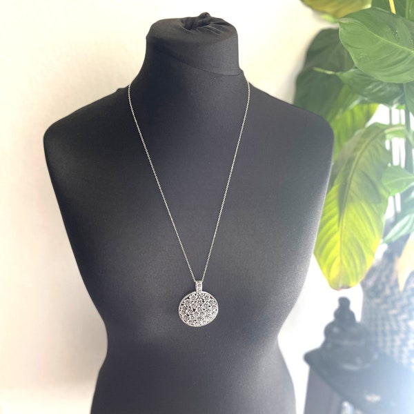 Collier pendentif disque recouvert de fleurs en argent | Collier longue chaîne avec pendentif en argent | Cadeau collier pull vintage pour elle