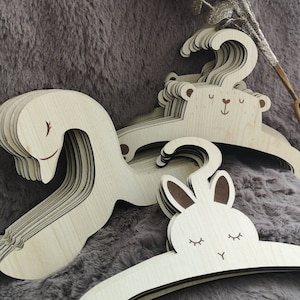 Cintre en bois pour vêtements de bébé