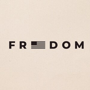 以下が含まれることがあります： 太字のサンセリフ体で「FREEDOM」という単語が表示されています。「E」の文字は、様式化されたアメリカ国旗に置き換えられています。背景は無地のニュートラルなベージュ色です。