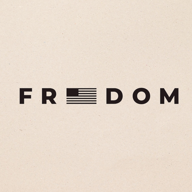 以下が含まれることがあります： 太字のサンセリフ体で「FREEDOM」という単語が表示されています。「E」の文字は、様式化されたアメリカ国旗に置き換えられています。背景は無地のニュートラルなベージュ色です。