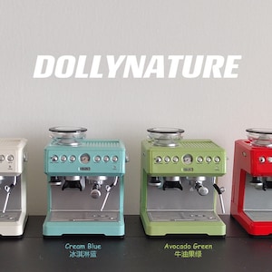 Könnte beinhalten: Vier Espressomaschinen in verschiedenen Farben: Milchweiß, Cremeblau, Avocado-Grün und Chinesisch Rot. Jede Maschine hat eine Chromoberfläche und einen Glaswasserbehälter.