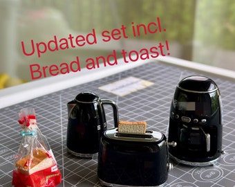 Ensemble de petit-déjeuner miniature mis à jour à l'échelle 1/6 : grille-pain, machine à café filtre, bouilloire, pain et toasts ! (4 couleurs disponibles)