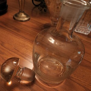Beautiful Glass Decanter w/Stopper