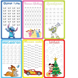 Könnte beinhalten: Sechs farbenfrohe Karten mit Zeichentrickfiguren und thematischen Illustrationen. Die Karten zeigen Bilder von Stitch, Disney-Prinzessinnen, Buzz Lightyear, Bambi, einem Rennwagen und Mickey Mouse mit einem Weihnachtsbaum. Jede Karte hat einen anderen Titel.