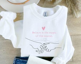 Sudadera "Cree en la Magia", Sudadera "Cree", Suéter Navideño Mágico, Regalo para Ella, Romántico, Amantes Tomados de la Mano