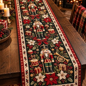 Può includere: Un runner da tavola natalizio rettangolare con sfondo verde scuro e un motivo ripetuto di schiaccianoci, stelle di Natale rosse, fiori bianchi, corni dorati, tamburi e regali incartati, bordato da una decorazione rossa e crema.