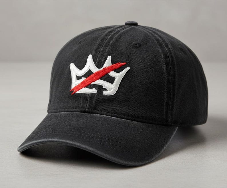 Pu&ograve; includere: Cappellino da baseball nero con visiera curva. Il cappellino presenta un design a corona bianca con una barra rossa. Realizzato in tessuto resistente, ha uno stile classico e casual.