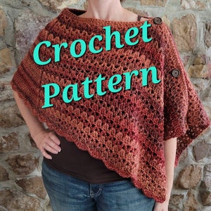 Może przedstawiać: Ponczo wykonane na szydełku z brązowym, pomarańczowym i czerwonym wzorem ombre. Ponczo ma falbankę i dwa guziki na ramionach. Na obrazie nałożony jest tekst "Crochet Pattern".