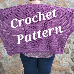 Puede incluir: Un chal de ganchillo morado con el texto "Crochet Pattern" en blanco.
