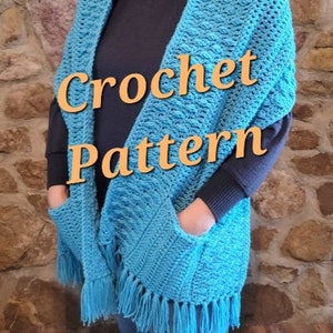 Puede incluir: Un chal de crochet turquesa con flecos y bolsillos. El texto "Crochet Pattern" está superpuesto en la imagen.