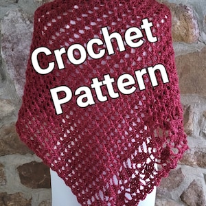 Op de afbeelding: Een maronkleurige gehaakte sjaal met een kantpatroon. De sjaal wordt getoond op een mannequin tegen een stenen muur. De tekst "Crochet Pattern" is over de afbeelding gelegd.