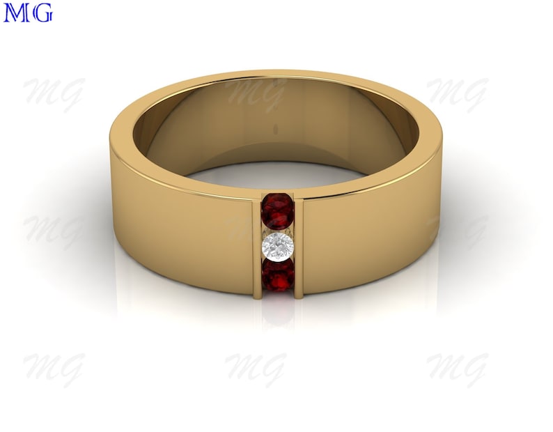 Puede incluir: Un anillo de banda de oro con tres piedras engastadas en fila. Las piedras son dos rub&iacute;es rojos y un diamante blanco.