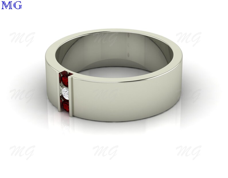 Puede incluir: Un anillo de banda de plata con una fila de tres piedras preciosas rojas y una sola piedra blanca en el centro.