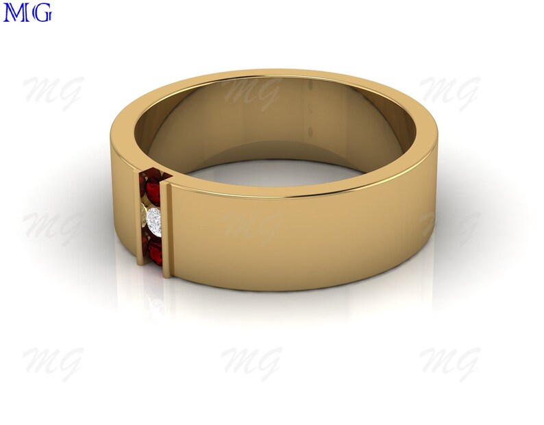 Puede incluir: Un anillo de banda de oro con una fila de piedras preciosas rojas y un solo diamante blanco en el centro.