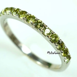 Vintage Peridot Wedding Band Women Round cut 925 Silver wedding ring Unique Stacking Bridal ring Prong set Promise Ring Anniversary Ring.