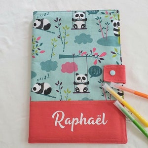 Puede incluir: Una funda de tela turquesa con un estampado de osos panda y el nombre "Rapha&euml;l" en blanco. La funda tiene una solapa de color coral con cierre de bot&oacute;n y contiene varios rotuladores de colores. El dise&ntilde;o de panda incluye pandas en columpios y pandas durmiendo.