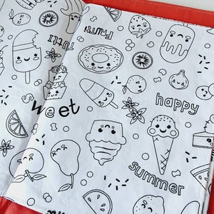 Puede incluir: Libro para colorear abierto con un interior blanco que presenta dibujos lineales negros de frutas, postres y las palabras "sweet", "happy" y "summer". El libro est&aacute; encuadernado con un borde rojo.