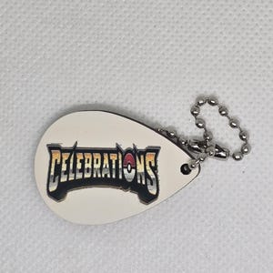 Portachiavi con ciondolo etichetta di espansione/set di carte collezionabili Pokemon Celebrations per raccoglitore con cerniera - SPEDIZIONE GRATUITA -