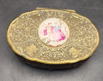 Beautiful vintage Victorian jewelry/trinket box