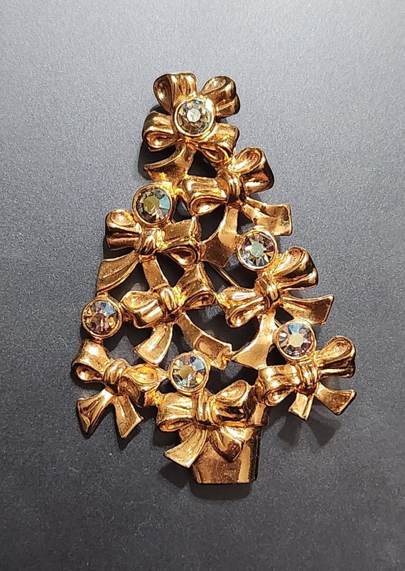 Beautiful Avon Christmas tree brooch