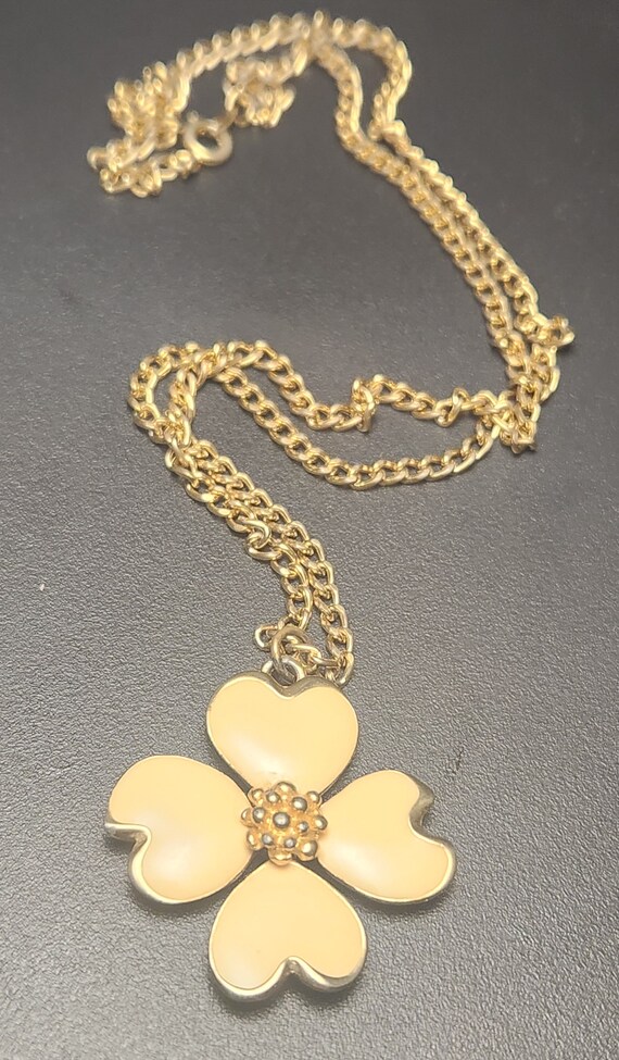 Goldtone flower pendant necklace