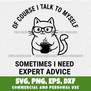 Op de afbeelding: Zwart-wit afbeelding van een kat met een bril die een mok vasthoudt, met de tekst "OF COURSE I TALK TO MYSELF" en "SOMETIMES I NEED EXPERT ADVICE". De afbeelding bevat ook "SVG, PNG, EPS, DXF" en "COMMERCIAL AND PERSONAL USE".