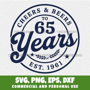Puede incluir: Diseño circular azul marino con el texto "Cheers & Beers to 65 Years EST. 1961". El diseño incluye estrellas y una corona de laurel. Debajo, las palabras "SVG, PNG, EPS, DXF" y "COMMERCIAL AND PERSONAL USE".