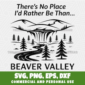 Peut inclure: Graphique en noir et blanc représentant un paysage de montagne avec une cascade, une rivière et des arbres. Le texte indique "There's No Place I'd Rather Be Than... BEAVER VALLEY". Inclut les types de fichiers : SVG, PNG, EPS, DXF.