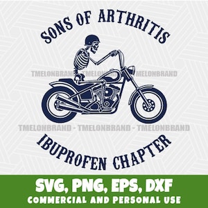 Può includere: Grafica blu navy con uno scheletro su una moto, con il testo "SONS OF ARTHRITIS" sopra e "IBUPROFEN CHAPTER" sotto. Lo striscione inferiore recita "SVG, PNG, EPS, DXF USO COMMERCIALE E PERSONALE".
