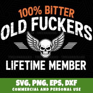 Op de afbeelding: Zwart grafisch ontwerp met de tekst "100% BITTER OLD FUCKERS LIFETIME MEMBER". Het ontwerp bevat een schedel met vleugels en horizontale lijnen. De onderkant van het ontwerp bevat de tekst "SVG, PNG, EPS, DXF COMMERCIAL AND PERSONAL USE".
