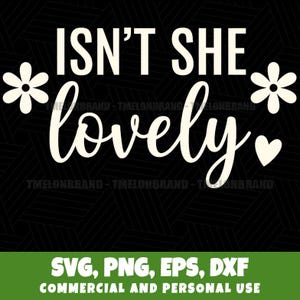 Puede incluir: Diseño gráfico negro con las palabras "ISN'T SHE lovely" en fuente blanca, con flores blancas y acentos de corazón. La parte inferior de la imagen tiene el texto "SVG, PNG, EPS, DXF" y "COMMERCIAL AND PERSONAL USE" en blanco.