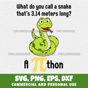 Könnte beinhalten: Ein Cartoon-Bild zeigt eine grüne Schlange mit roter Zunge und dem Text "Wie nennt man eine Schlange, die 3,14 Meter lang ist?" Die Antwort lautet "A πthon". Der untere Teil des Bildes enthält den Text "SVG, PNG, EPS, DXXF COMMERCIAL AND PERSONAL USE".