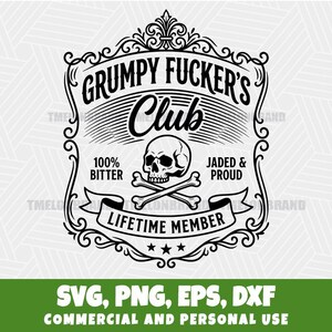 Puede incluir: Un diseño gráfico en blanco y negro con un borde ornamental decorativo que encierra el texto GRUMPY FUCKER'S CLUB. Debajo del texto hay un cráneo humano con huesos cruzados, las frases 100% BITTER, JADED & PROUD y LIFETIME MEMBER.