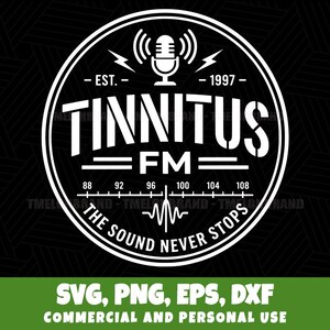 Puede incluir: Un diseño gráfico circular en blanco y negro que presenta un icono de micrófono central con ondas de radio, el texto TINNITUS FM, EST. 1997, una escala de frecuencia de radio de 88 a 108, un gráfico de onda sonora y el texto THE SOUND NEVER STOPS.