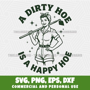 Peut inclure: Graphique noir et blanc d'une femme en short et chemise boutonnée, tenant une houe. Le texte dit "A DIRTY HOE IS A HAPPY HOE." En dessous, il est écrit "SVG, PNG, EPS, DXF COMMERCIAL AND PERSONAL USE."