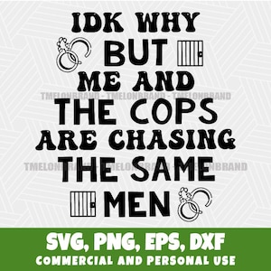Può includere: Grafica in bianco e nero con il testo "IDK WHY BUT ME AND THE COPS ARE CHASING THE SAME MEN." Include manette e sbarre di prigione. La parte inferiore dell'immagine recita "SVG, PNG, EPS, DXF COMMERCIAL AND PERSONAL USE."