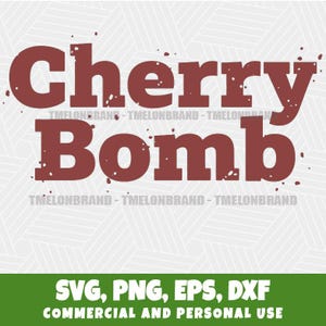 Puede incluir: Diseño gráfico granate con las palabras "Cherry Bomb" en una fuente audaz y desgastada. El diseño incluye efectos de tinta salpicada y el texto "SVG, PNG, EPS, DXF" y "COMMERCIAL AND PERSONAL USE" en una pancarta verde.