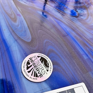 Limitierte Auflage - Oceanside Glass - Fuser Reserve - 67 - Polar Vortex - Blauer Sparkly Aventurin Swirled - 96 COE