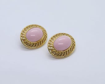 Pendientes grandes con clip bañados en oro de TRIFARI con cabujón de lucita rosa