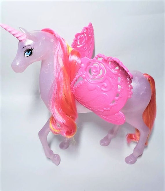 Licorne Pégase rose de conte de fées Barbie, Licorne rose chatoyante  translucide, Licorne cheval Barbie, Décoration de fête, Décoration de  gâteau, Projets de bricolage -  France