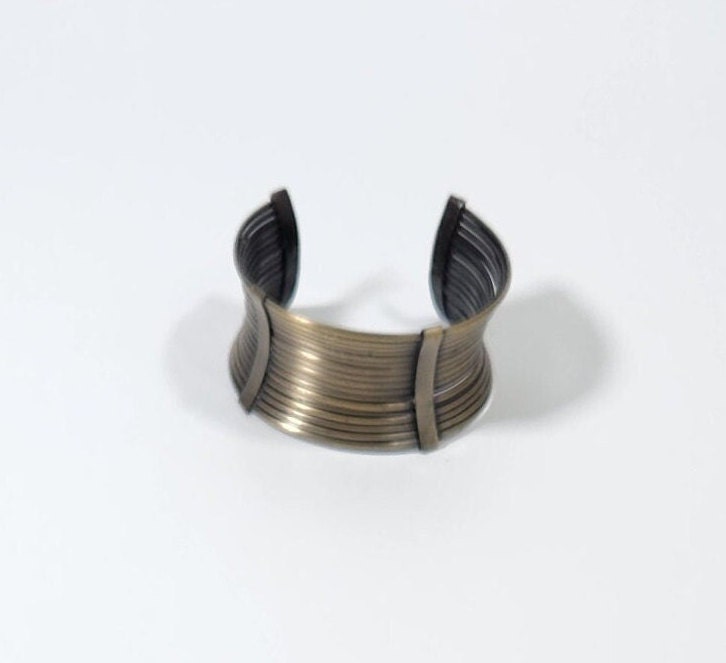 アバンギャルドなアンティーク真鍮製ワイドバングルブレスレット。曲線