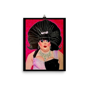 Puede incluir: Una ilustración digital de una persona con cabello negro grande, vistiendo un vestido rosa y negro con un escote adornado con joyas y un collar grande de joyas. El fondo es de color rosa brillante con estrellas blancas.