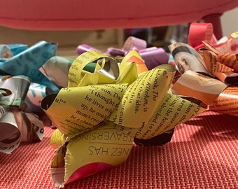 Lazos caseros para regalos, ¡hechos de revistas recicladas!