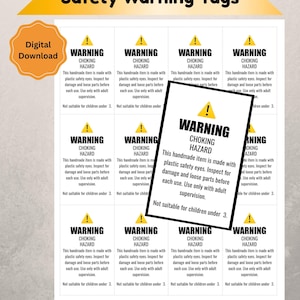 Pode incluir: Uma folha de download digital de etiquetas de aviso de segurança brancas com texto preto e ícones de aviso amarelos. Cada etiqueta diz: WARNING CHOKING HAZARD. Este item feito à mão é feito com olhos de segurança de plástico.
