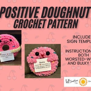 Puede incluir: Un patrón de ganchillo para una rosquilla rosa con una cara sonriente y glaseado color crema. El texto del patrón dice "POSITIVE DOUGHNUT CROCHET PATTERN" e incluye plantillas de letreros e instrucciones para hilos de peso peinado y voluminoso.