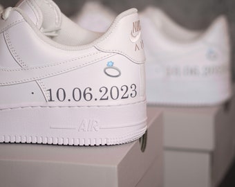 Custom Nike Air Force 1 Hochzeit - Sneaker mit Hochzeitsdatum - Personalisierte handbemalte Schuhe - Mit gravierten Lace Locks