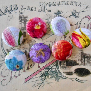 Flower Buttons, Rose Buttons, Floral Buttons, Garden Buttons, Nature Buttons. Size 5/8&quot;. Set of 18 assorted buttons