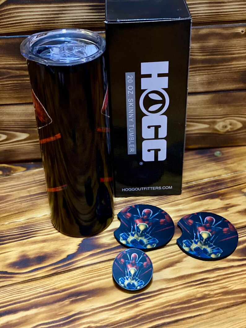 Puede incluir: Un vaso delgado negro de 591 ml con un dise&ntilde;o gr&aacute;fico colorido. El vaso est&aacute; empaquetado en una caja negra con el texto "HOGG" y "20 oz SKINNY TUMBLER" impreso en &eacute;l. La caja tambi&eacute;n incluye el sitio web "HOGGOUTFITTERS.COM". El vaso viene con tres posavasos a juego que presentan el mismo dise&ntilde;o gr&aacute;fico.